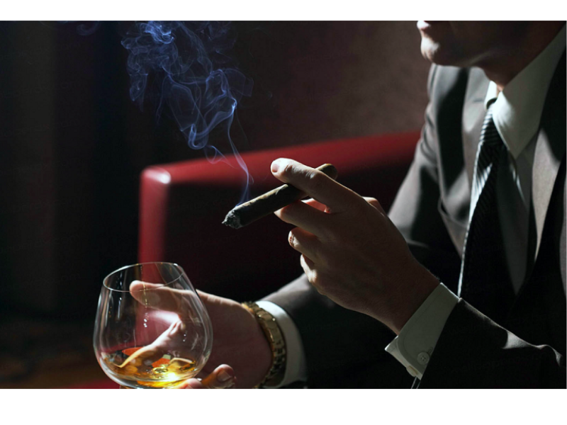 Cầm xì gà 1 cách thoải mái, tự nhiên để thưởng thức trọn vẹn hương vị nhất